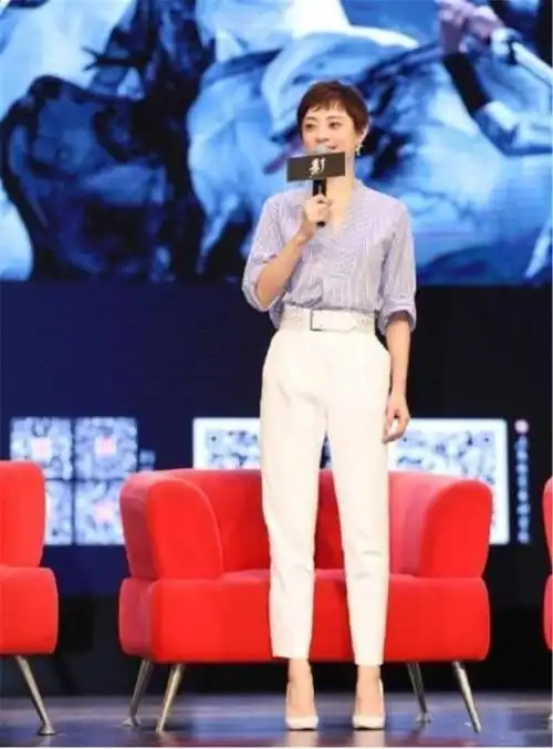 搭配的高腰西裤也很修长,笔直的裤腿将孙俪的双腿显得又长又瘦,身高