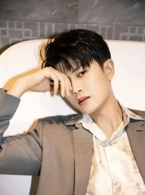 当红男星任嘉伦写真英俊帅气颜值在线