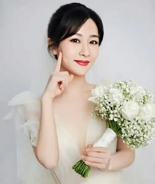 30岁杨紫这么恨嫁?穿上婚纱妥妥最美新娘,捧花要抛给哪位伴娘呀?