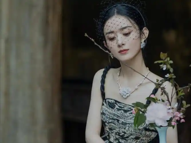 赵丽颖登上时尚芭莎杂志画风不一样又美又飒