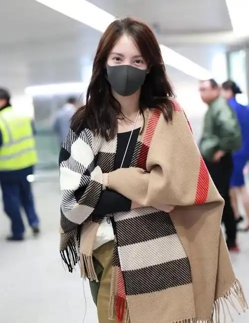 金晨舞蹈家气质好赞包着围巾走机场也时髦笑容甜美惹人爱