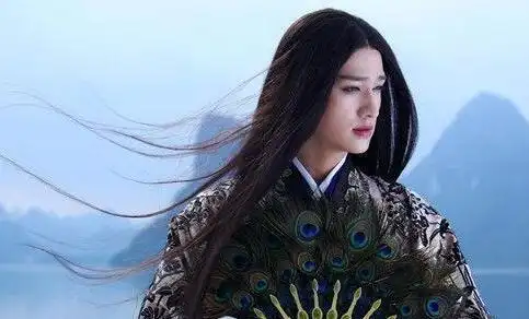 饰演"杀阡陌"的马可在剧中一头飘飘长发,那种属于"魔君"该有的神态他