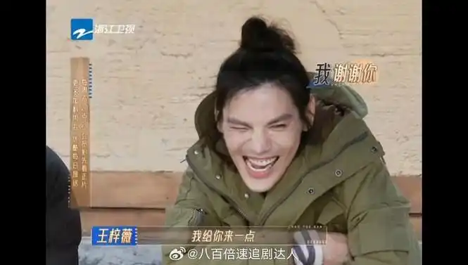 哈哈向佐最怕的东西竟然是腐乳,吃一口都得唱勇气了 被臭到各种表情包