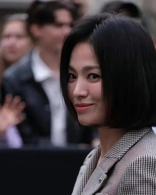 平衡一致的效果宋慧乔的短发发型和长发发型相比完全是两种不同的感觉