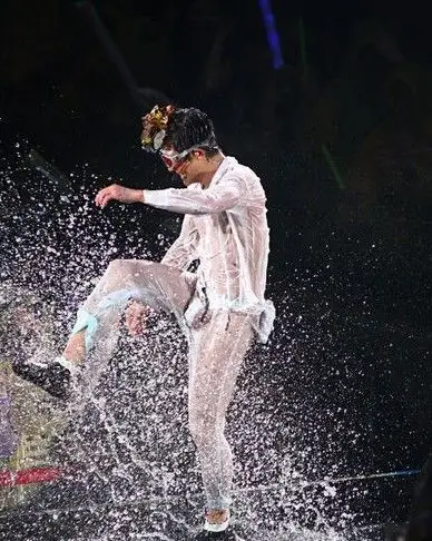 送百万钻戒带方媛会友郭天王又出来秀恩爱惹