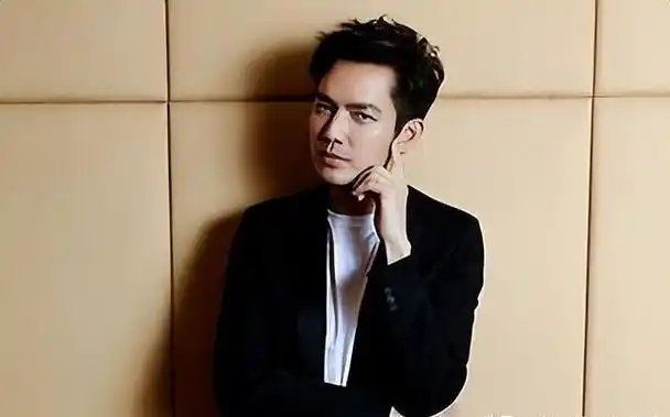 事实证明,"逐渐消失"的钟汉良,已经在另一个圈子里红