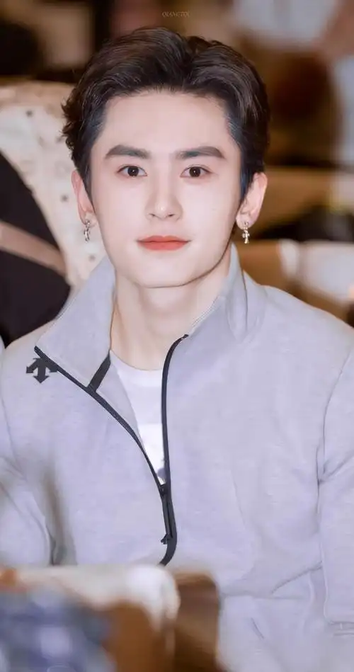 张哲瀚年轻旧照曝光粉丝最后一张帅到我了