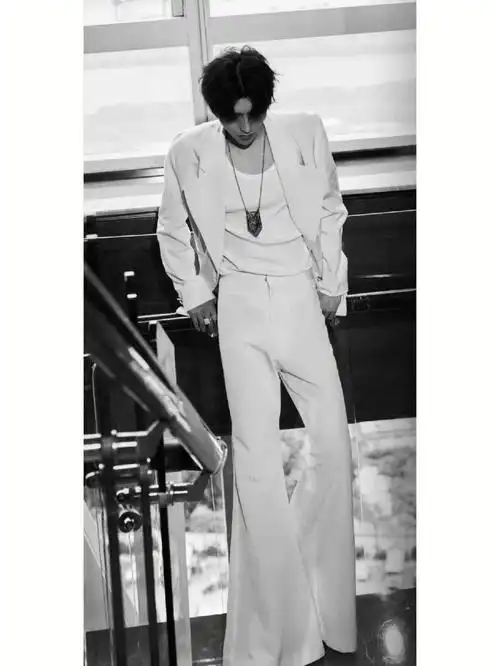 蔡徐坤的绝世大长腿