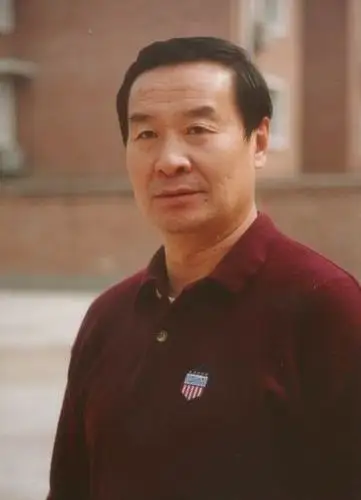 故事梗概在北京南城的一条小胡同里,住着几辈子都知根知底的老街坊们