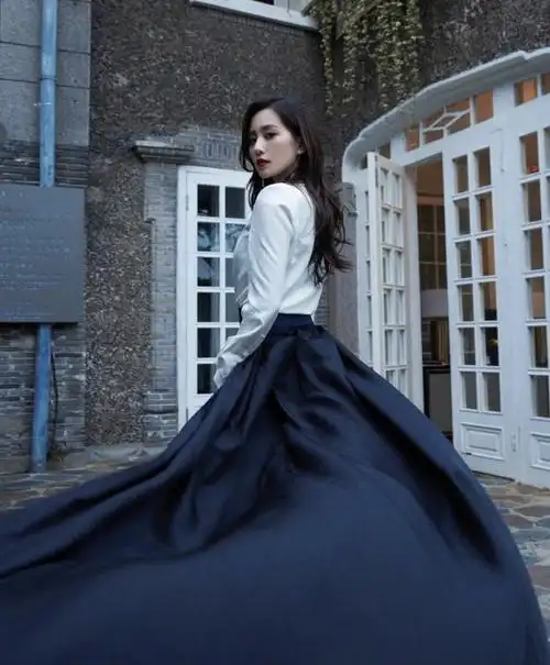 倪妮刘诗诗走红毯,全程十指相扣,还当众贴脸玩亲亲