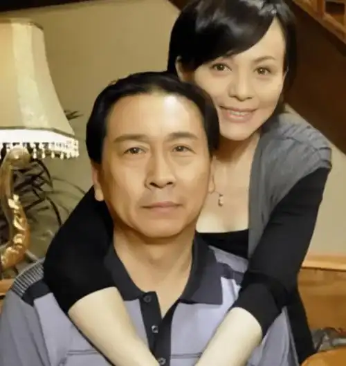 王琳搂粉合影很亲和,拎31万包穿万元貂,前两任丈夫都是富商_生活_老公