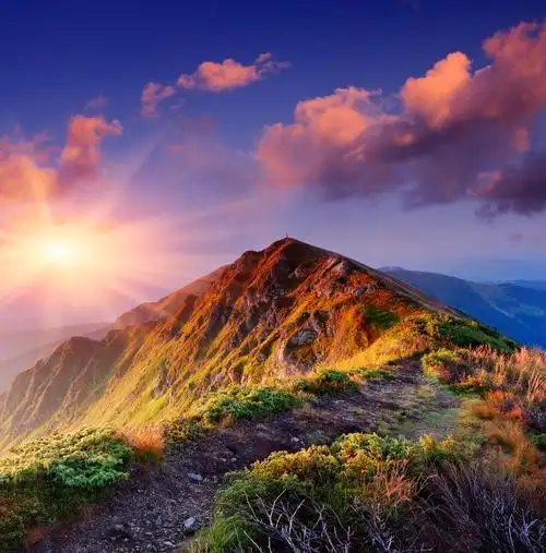 美丽的夏天日出山中领先的的山脊路径