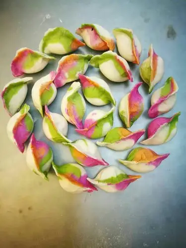 五彩缤纷的手工彩色水饺
