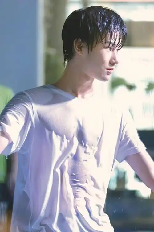 张真源庆祝毕业晒腹肌,人鱼线锦上添花,才18岁身材好到服气_高考_衣服