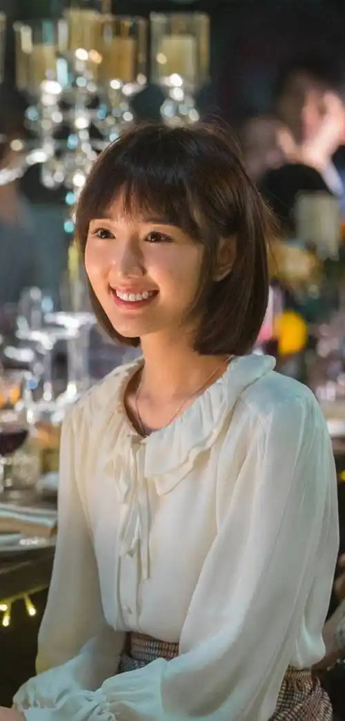 细数毛晓彤在《三十而已》中的服饰,感觉她每件都是乖乖女的形象_look