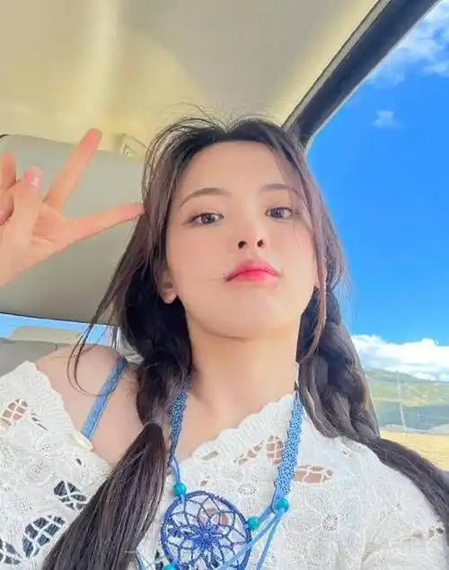 杨超越晒全素颜自拍脸部长痘略有瑕疵依旧美得清纯可人