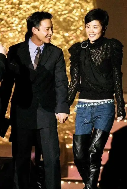 当年和谢霆锋牵手照震惊娱乐圈,王菲脸上的笑容根本止不住