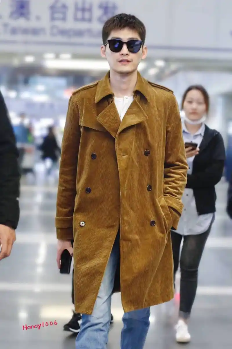 张翰戴墨镜穿棕色长款大衣现身机场,皮肤白皙帅气十足