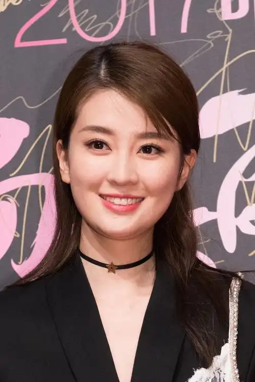 乔欣的活动穿搭个性十足,半裙半西装显时尚-搜狐大视野-搜狐新闻