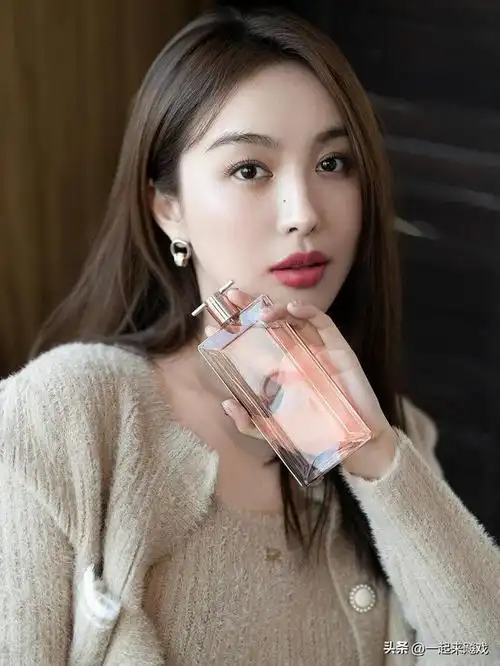 李菲儿的身材比例堪称尤物性感女神