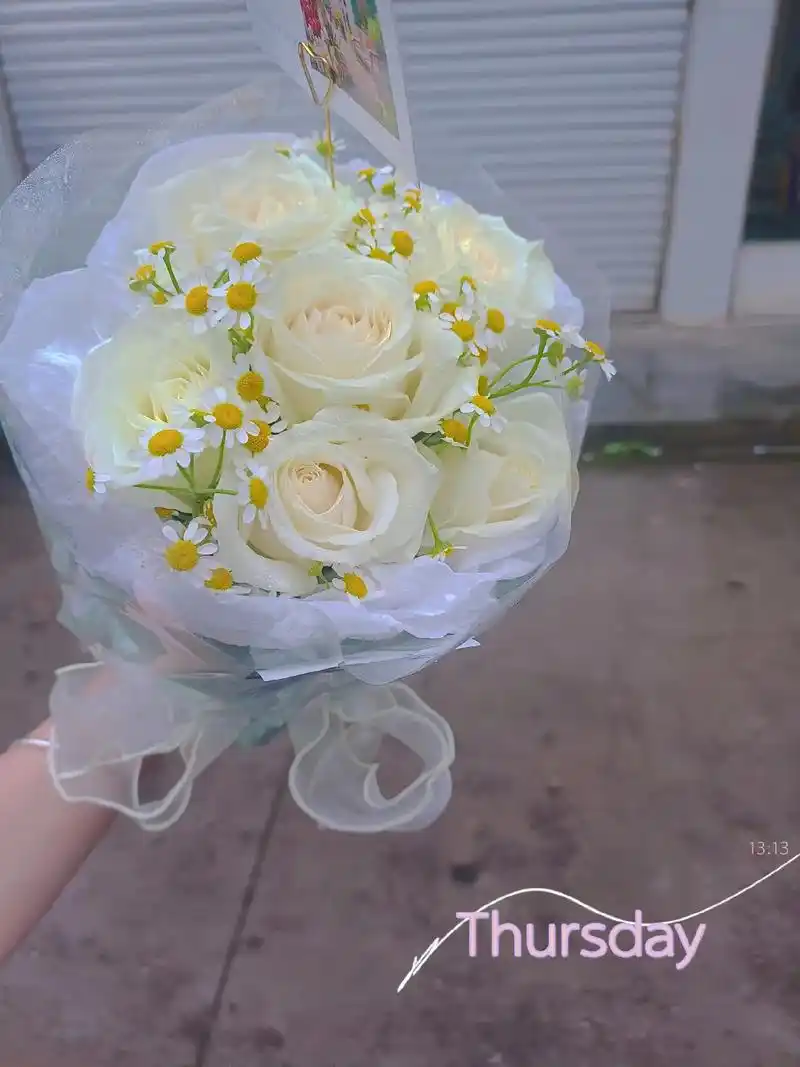 我将玫瑰藏在身后,期待与你赴约#圆形小花束 #白玫瑰花束 # - 抖音