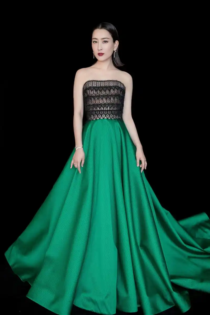 组图:马苏蕾丝抹胸性感隐约 拖地绿裙精致俏丽