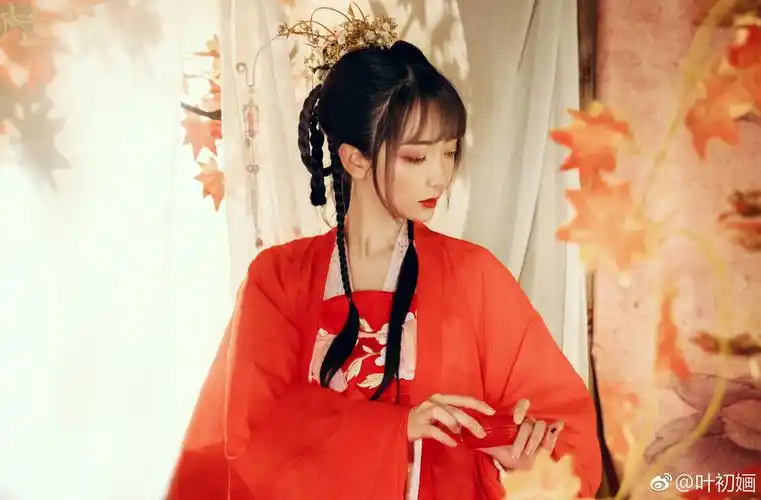 汉服《红衣》步摇垂珠玉,叶里看枫红.帐暖烛光透,不觉香染衣.