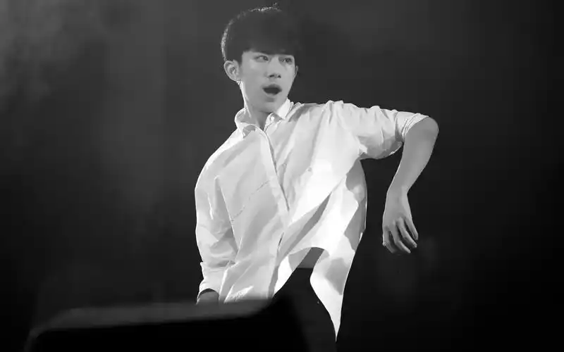 超酷易烊千玺黑白壁纸_高冷酷帅的千玺