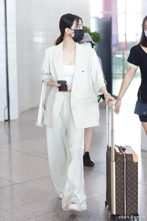 学姐教穿搭:女生白西装外套怎么搭配裤子好看?