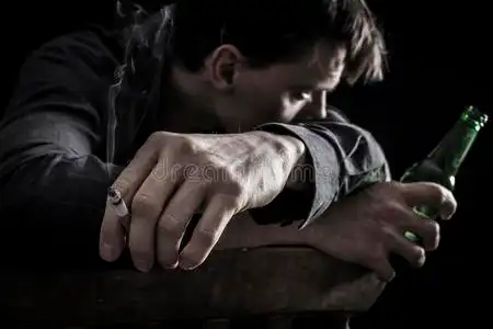 应酬酗酒酗酒和抽烟使人沮丧.照片