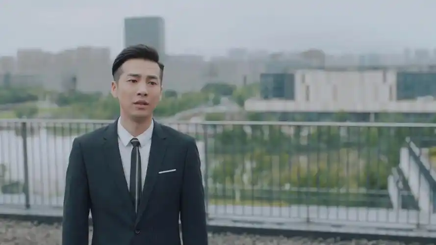 就在七月@陈都灵被韩东@邹廷威说服时,一通电话打来,七月得知家明上