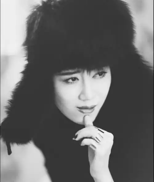 高源个人资料年龄高源在圈内不仅是一个很低调的演员也是一位很简单的