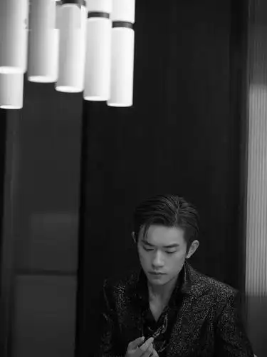 易烊千玺拍意境黑白写真云雾缭绕间平添一丝忧郁与浪漫