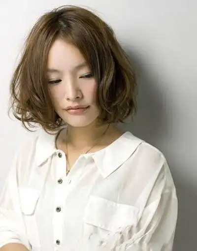 中分遮挡宽脸女两侧宽大的脸颊,而灵动的短烫发更是很有秀气感呢,短发