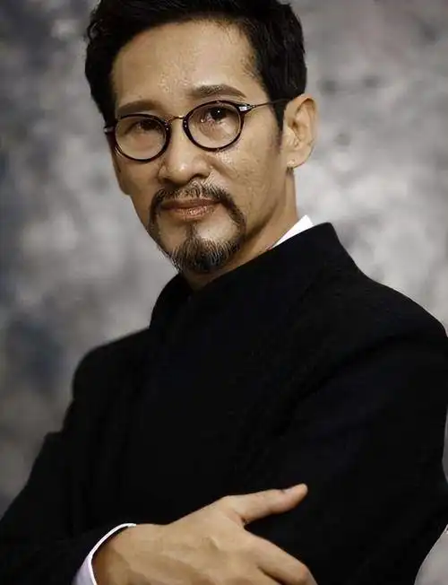 这是52岁获得"金牌配角",被赞与陈道明,王志文等身的"老戏骨"王劲松对