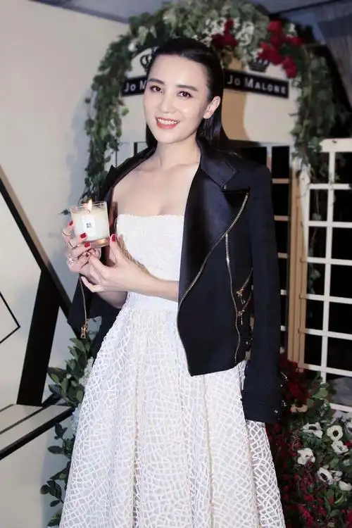 宋佳:身材苗条,儒雅大方!__财经头条