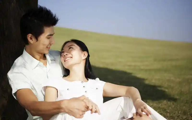 户外休闲甜蜜温馨情侣图片电脑桌面壁纸高清高清大图预览1920x1200_高