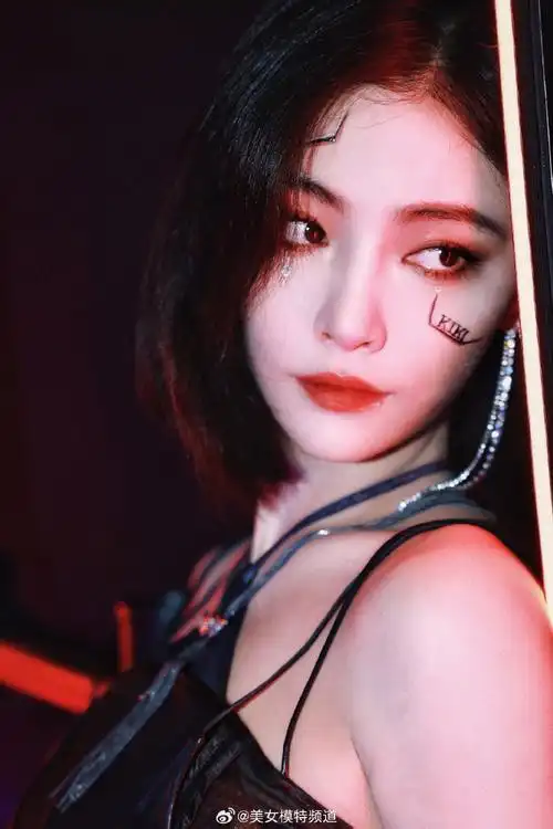 许佳琪短发黑色魅力穿搭