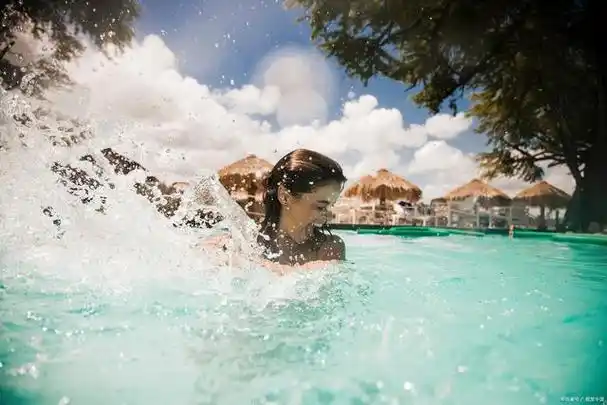 夏天玩水游泳池照片怎么拍好看?7个摄影技巧,水里拍照姿势大全