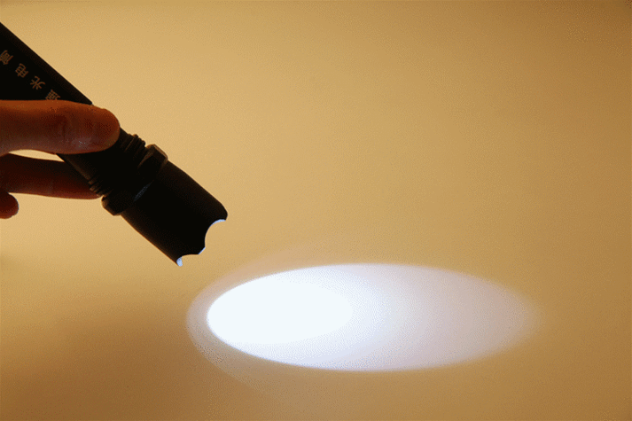 人类打开手电筒是为了让它发光,好为自己照亮面前黑暗的道路.