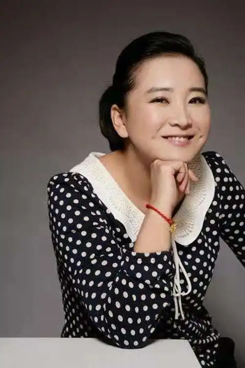 贾玲自信晒素颜照网友颜值真的跟胖瘦无关