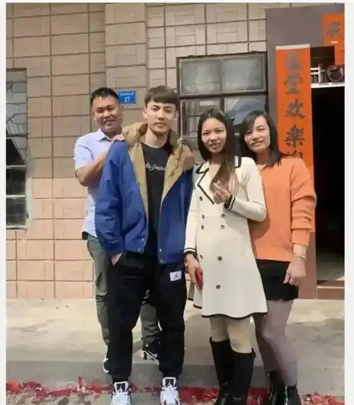 徐杰回家全家福曝光,姐姐妈妈长得很广东,徐杰竟然没有弟弟高_身高_1