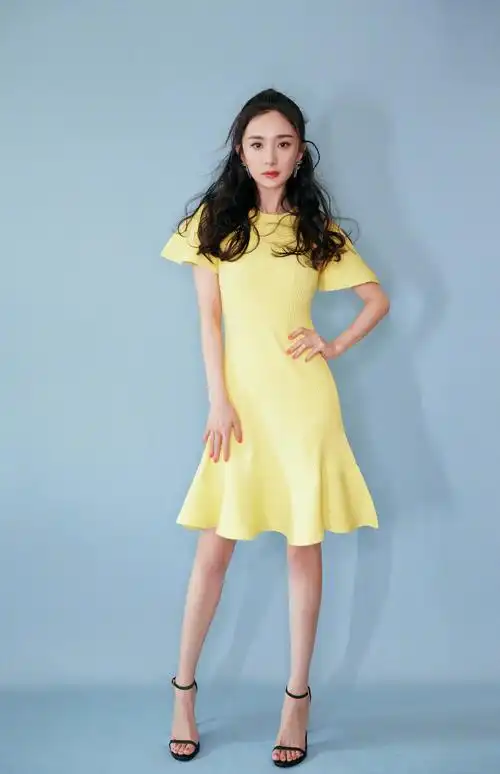杨幂活动宣传美照,身穿一款黄色连衣裙靓丽动人