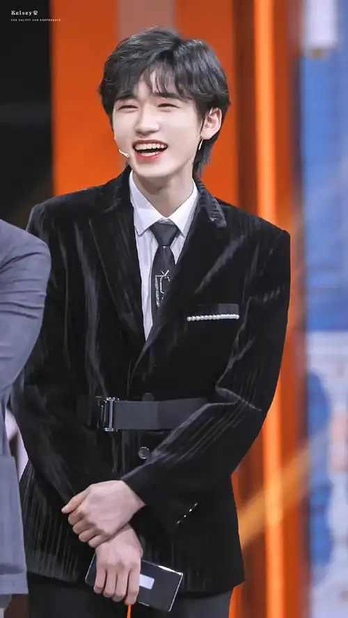 宋亚轩粉色珍珠西装