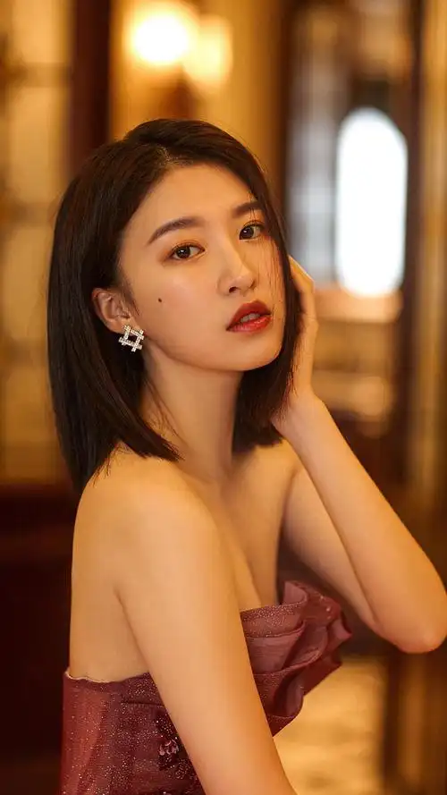 女演员杜雨宸,抹胸长裙,优雅迷人!