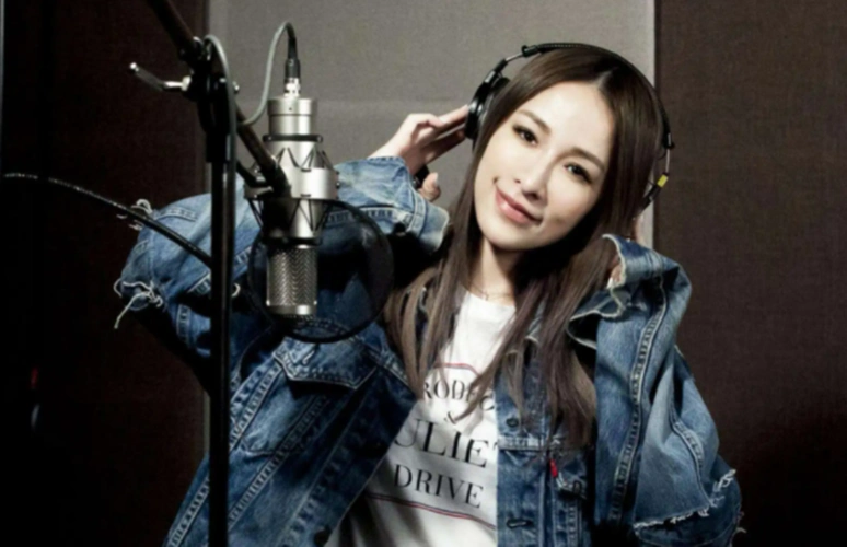 萧亚轩晒近照左脸超深一个大坑似毁容,仍与大狗嘴对嘴接吻引热议-娱乐