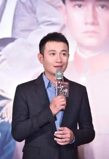 只见画面中的文章一头花白短发,不知是故意染成这个颜色,还是年纪大了