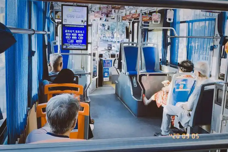 早晨搭乘公交车的人