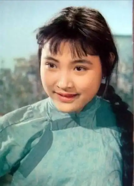 陈冲,曾经是一代人纯情美好的记忆,翻一翻她的老照片,每一幅都像温柔