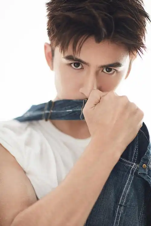 张云龙生日写真曝光 尽显肌肉好身材